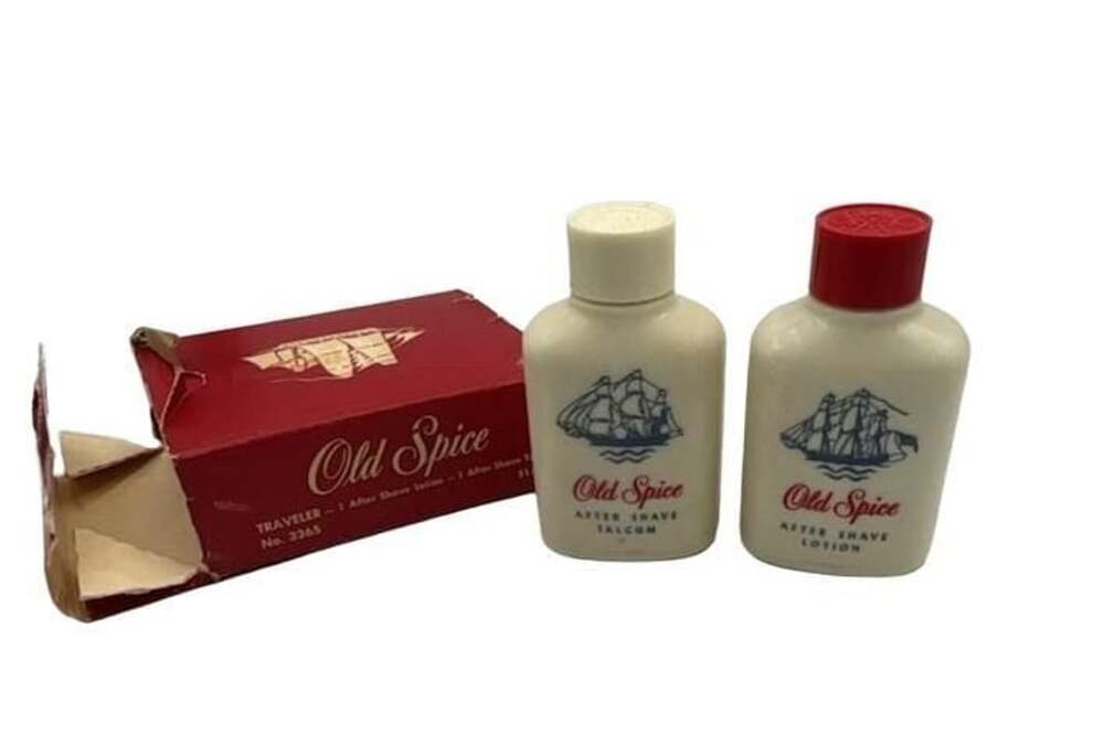 Vintage Old Spice Traveler Gift Set No. 3365 with After Shave Lotion and Talcum